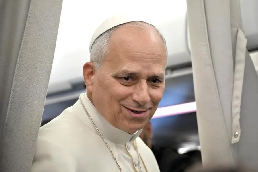 Il Papa sul volo di ritorno da Beirut , REUTERS