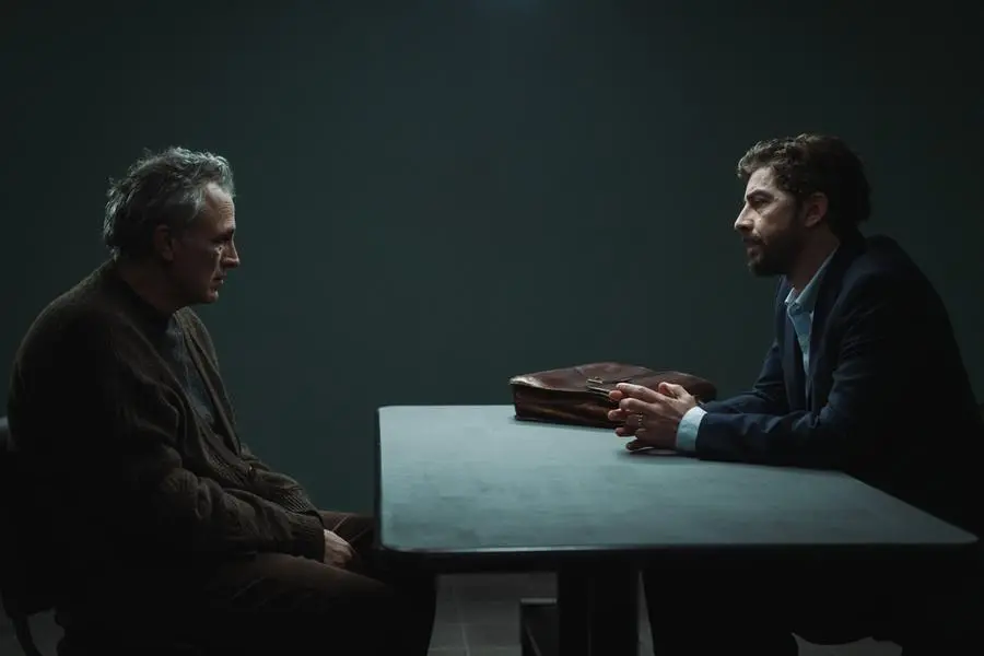 Fabrizio Ferracane (Beniamino Zuncheddu) e Michele Riondino (l'avvocato Marco Trogu) in Ziustìssia.