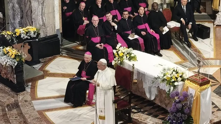 Il Papa nel paese di Santa Francesca Cabrini: «I migranti interpellano ancora la Chiesa. Servirli è più attuale che mai»