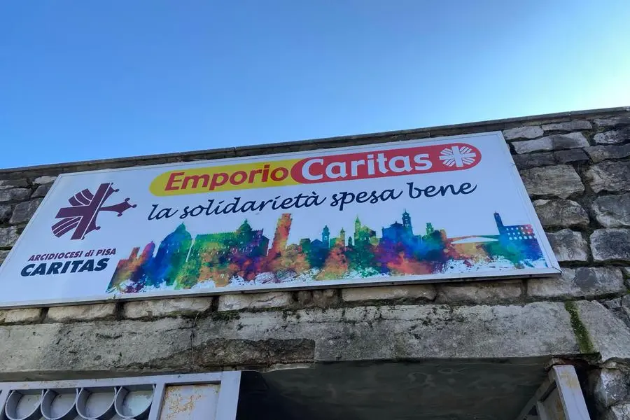 <p>Il cartellone dell&rsquo;"Emporio della solidariet&agrave;", frutto della collaborazione di Coop con la Caritas dell&rsquo;arcidiocesi di Pisa.</p>\\n