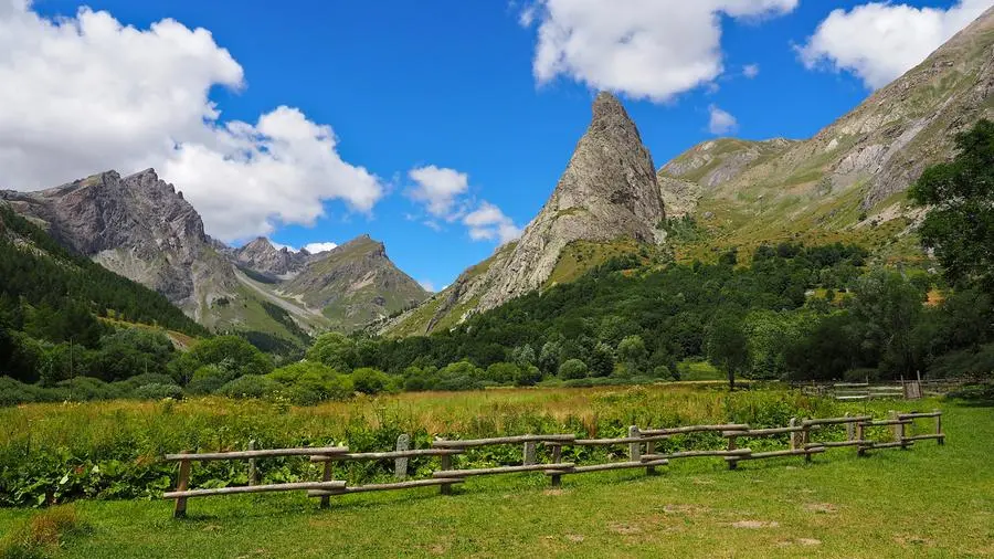 Il massiccio roccioso di Rocca Provenzale visto dal paese di Chiappera in Val Maira.
