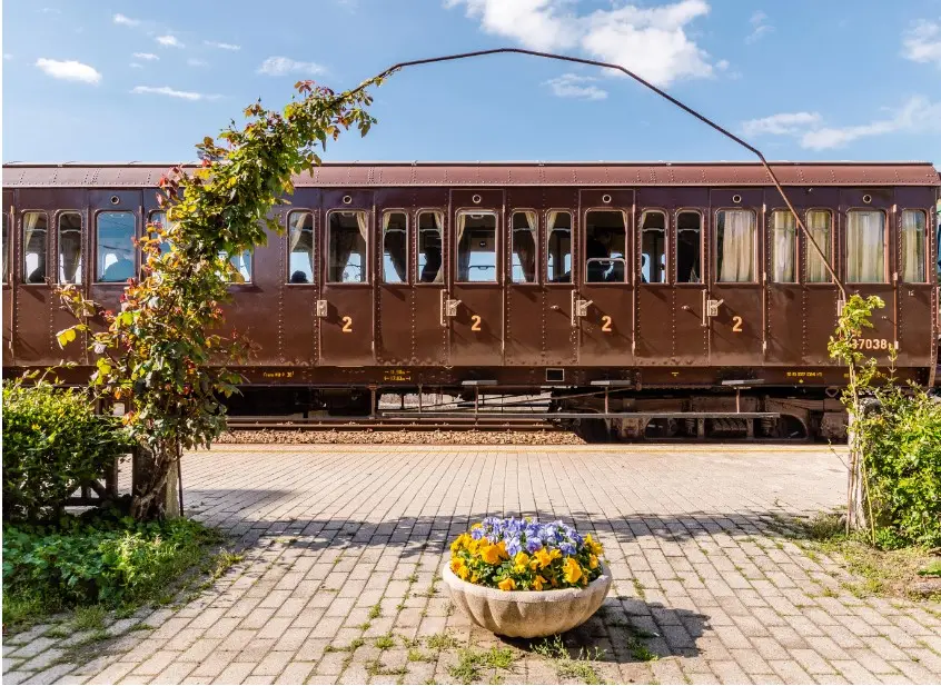 The Centoporte carriage stops at the station.
