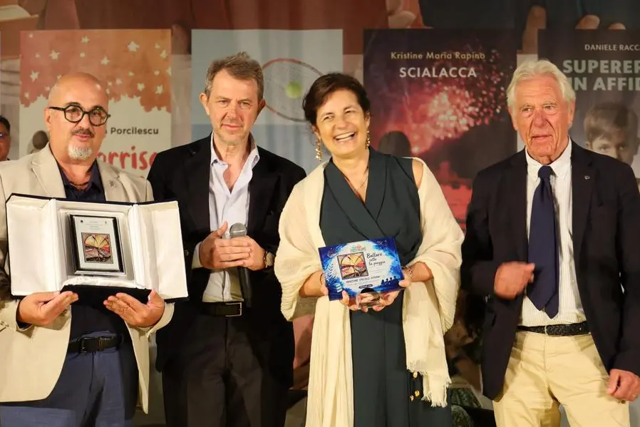 Grazia Ofelia Cesaro mentre riceve il premio accanto al presidente di giuria, il giornalista Rai Francesco Giorgino