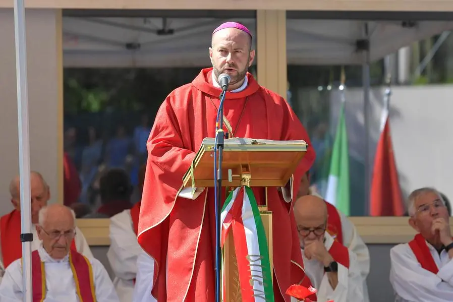 Il vescovo di Rieti don Vito Piccinonna in occasione del 7° anniversario del terremoto Amatrice-Accumoli, celebra la Santa Messa presso la Cavea Grande Auditorium. Amatrice, 24 Agosto 2023 ANSA/GRILLOTTI-VANNICELLI