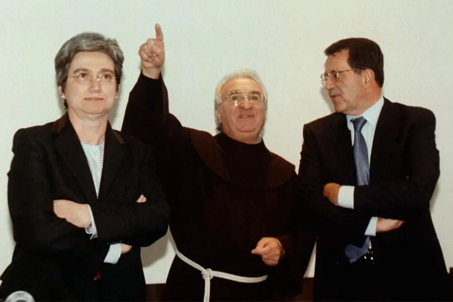 Padre Eligio Gelmini tra l'allora ministro della Sanità Rosy Bindi e il presidente del Consiglio Romano Prodi all'inaugurazione della comunità \\\"Cielo 91\\\" nel 1998