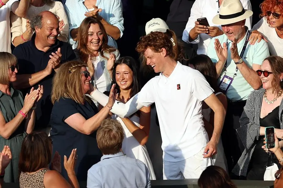 La carezza di Sinner alla mamma dopo la vittoria di Wimbledon 2025 , EPA