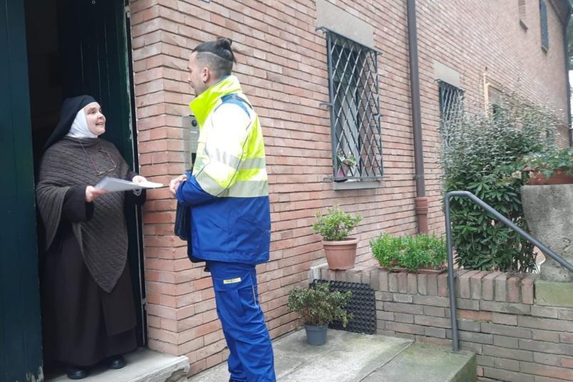 The story of Gregory Day, the postman of the nuns of Bologna: he delivers the letters to the cloistered monastery The story of Gregory Day, the postman of the nuns of Bologna: he delivers the letters to the cloistered monastery