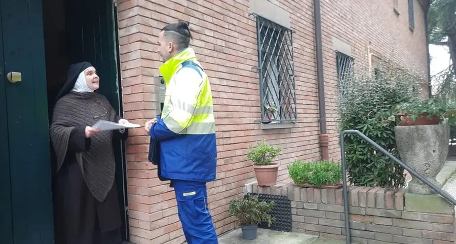 La storia di Gregory Day, il postino delle monache di Bologna: consegna le lettere al monastero di clausura