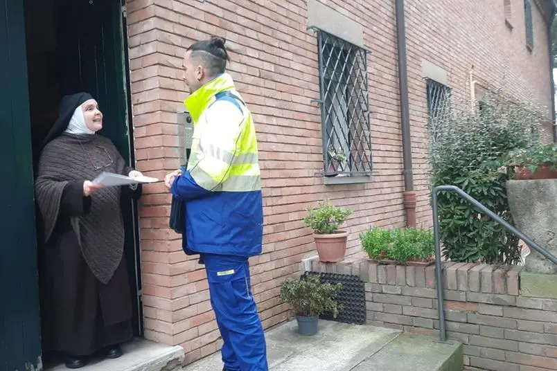 Gregory Day, italo-inglese, 43 anni, postino da 2 anni, che consegna la posta a suor Teresa Benedetta (55 anni), madre priora del monastero, che sorge in una zona residenziale della citt\\u00E0 di Bologna.