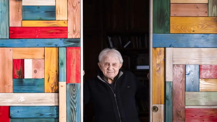 Don Antonio Mazzi è il nostro “Italiano dell’anno” 2025: «I bambini nel bosco? Li riporterei a casa domani»