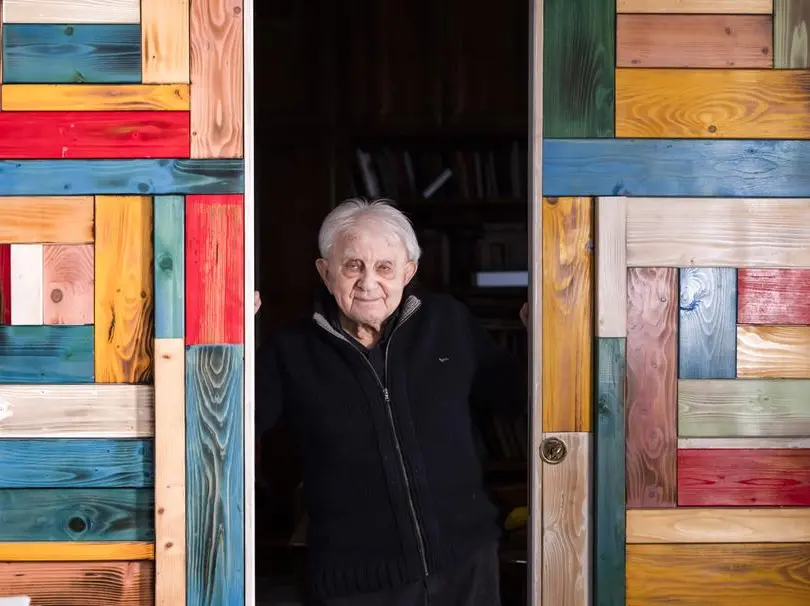 Don Antonio Mazzi è il nostro “Italiano dell’anno” 2025: «I bambini nel bosco? Li riporterei a casa domani»