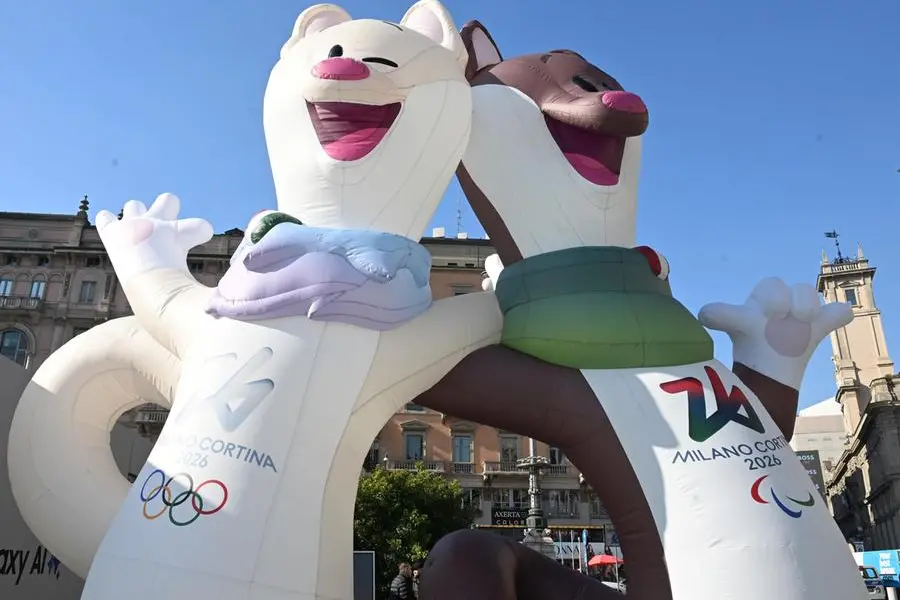 I due gonfiabili degli ermellini, Milo e Tina, le mascotte dei Giochi Olimpici Invernali 2026 di MIlano-Cortina, in piazza Duomo.