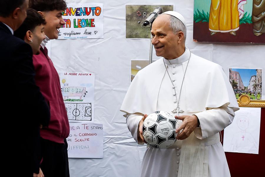 The Pope at the Quarticciolo: «We must be teachers of good for the little ones» The Pope at the Quarticciolo: «We must be teachers of good for the little ones»