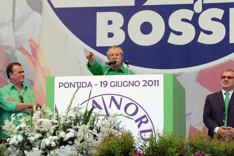 Il raduno leghista di Pontida del 2011 in cui Umberto Bossi interviene affiancato da Roberto Maroni e Roberto Calderoli: il \\u201Cpratone\\u201D diventa negli anni il cuore simbolico della Lega, luogo identitario costruito anche attraverso riti, richiami storici e suggestioni religiose , EPA