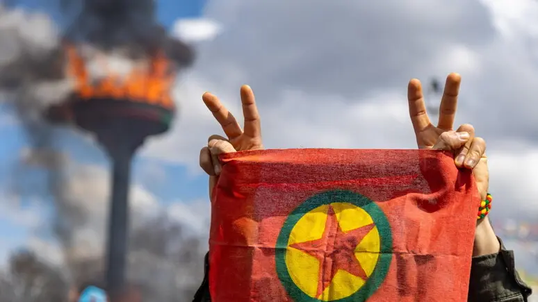 Migliaia di combattenti curdi verso la libertà: la scommessa turca sulla pace con il PKK