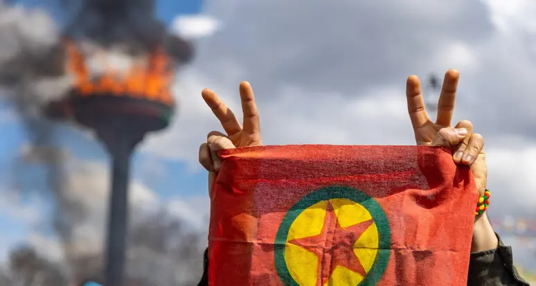 Migliaia di combattenti curdi verso la libertà: la scommessa turca sulla pace con il PKK