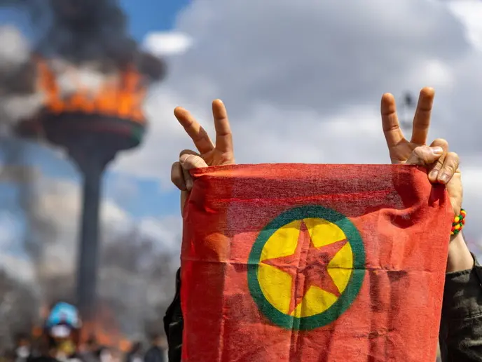 Migliaia di combattenti curdi verso la libertà: la scommessa turca sulla pace con il PKK