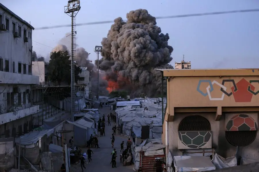 Il fumo sale da una moschea a Gaza City dopo un attacco israeliano.