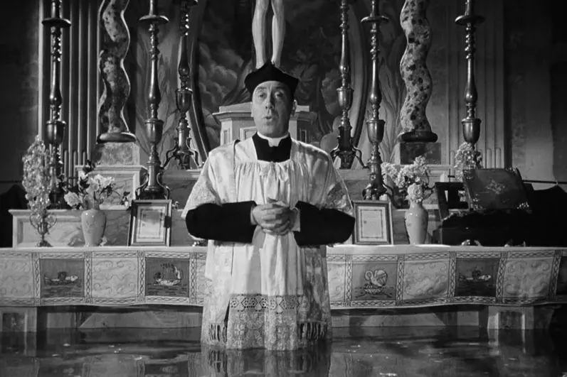 Un'immagine tratta da un episodio del film Don Camillo e Peppone che rimanda alla processione del hparroco di Brescello (Reggio Emilia) che oggi ha portato in processione il \\\"Cristo Parlante\\\" (reso appunto celebre dal film) in processione fino alle rive del Po, 18 Novembre 2014. ANSA/ WEB/ YOUTUBE ++ NO TV, NO SALE, EDITORIAL USE ONLY ++