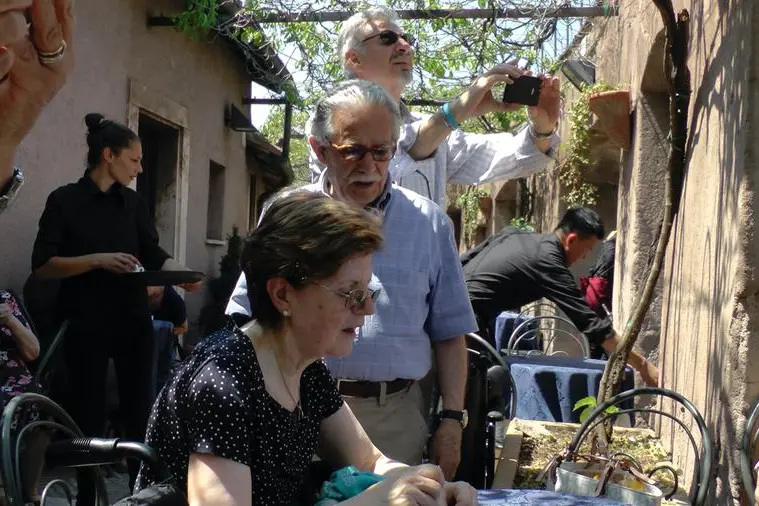 Francesco, volontario 90enne scomparso, durante le passeggiate romane.