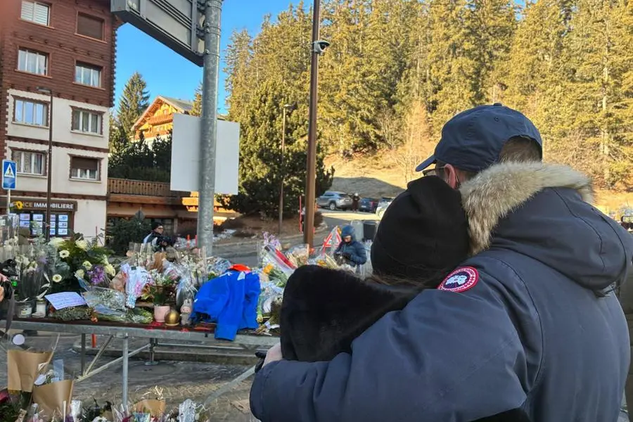 Fiori, candele e messaggi di fronte al bar Le Constellation di Crans-Montana in Svizzera, teatro della strage di Capodanno, 2 gennaio 2026. ANSA/ BENOIT GIROD , ANSA
