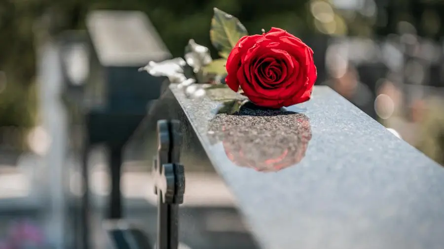 Una lapide per Massimo, il senzatetto morto nell’indifferenza