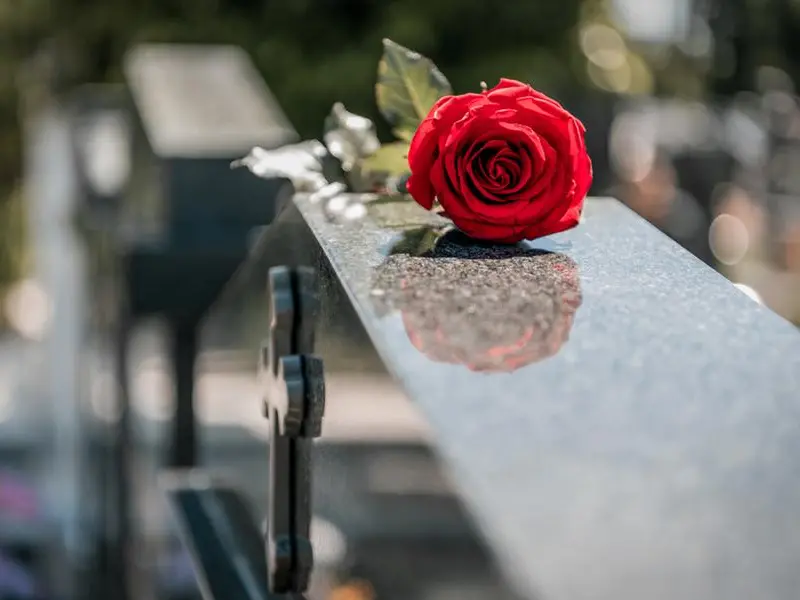 Una lapide per Massimo, il senzatetto morto nell’indifferenza