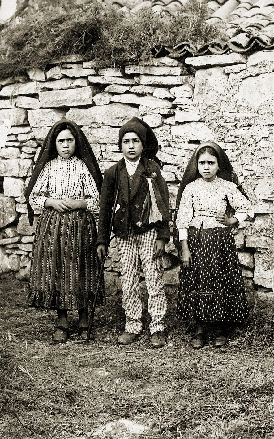 The three shepherd children in 1917. From the right: Giacinta and Francesco Marto and Lucia dos Santos
