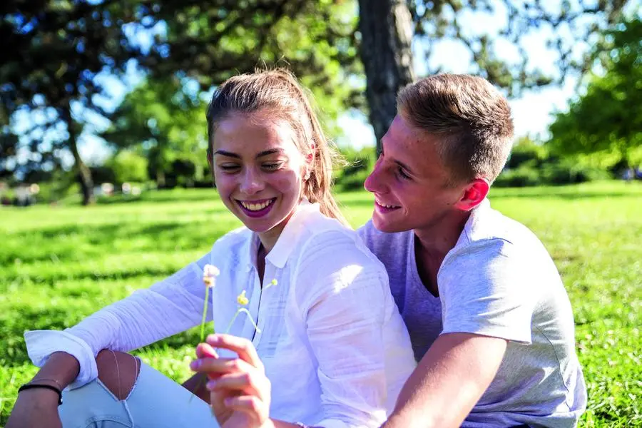Una coppia di innamorati nel parco. Quali consigli per una sessualit\\u00E0 sana? , iStock