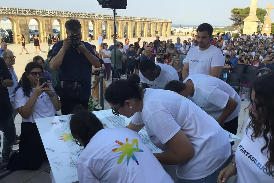 I giovani mentre firmano la Carta di Leuca 2026