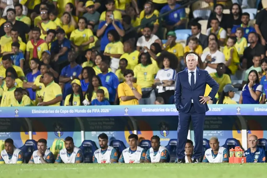 Carlo Ancelotti, 67 anni, ct del Brasile, durante il match contro il Cile nel girone di qualificazione al Mondiale (Ipa)
