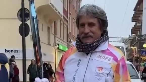 «Un bel tributo a mio figlio»: il commovente passaggio della torcia olimpica di Paolo Simoncelli