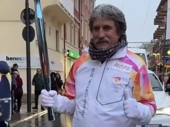 «Un bel tributo a mio figlio»: il commovente passaggio della torcia olimpica di Paolo Simoncelli