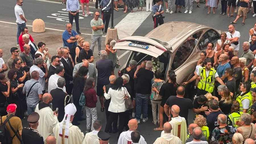 Suetta ai funerali della piccola Beatrice: «Ci ricordi che ogni bimbo è un dono sacro. Aiutaci dal cielo a custodire chi è fragile»