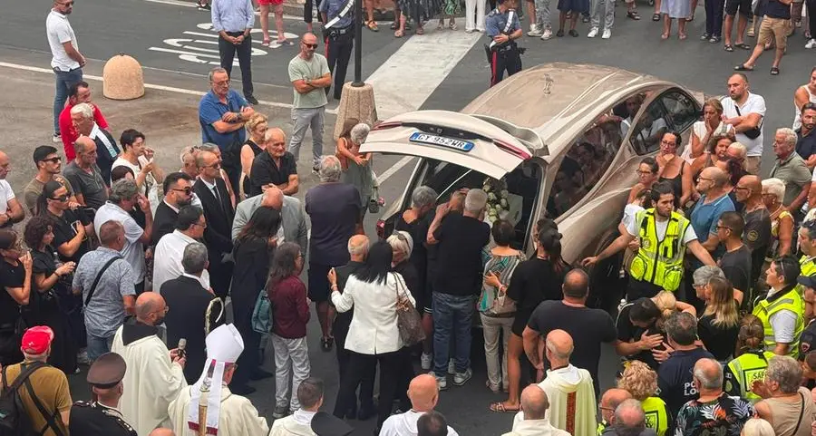 Suetta ai funerali della piccola Beatrice: «Ci ricordi che ogni bimbo è un dono sacro. Aiutaci dal cielo a custodire chi è fragile»