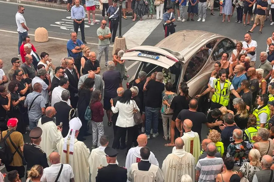 I familiari paterni della piccola Beatrice ai funerali della piccola trovata morta nella casa materna, Bordighera, 14 agosto 2026. Ansa/Alice Spagnolo , ANSA