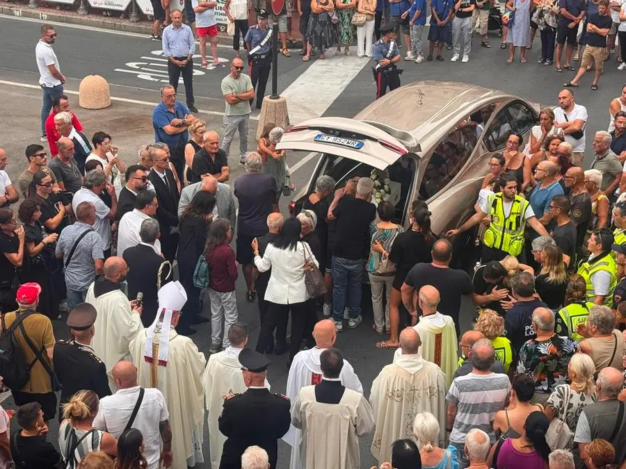 Suetta ai funerali della piccola Beatrice: «Ci ricordi che ogni bimbo è un dono sacro. Aiutaci dal cielo a custodire chi è fragile»