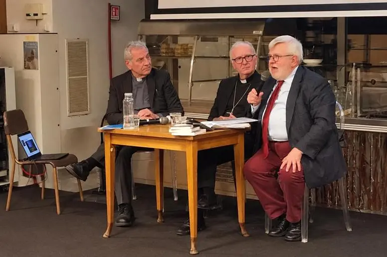 Da sinistra: don Giuliano Savina, direttore dell\\u2019ufficio nazionale della CEI per l\\u2019Ecumenismo e il Dialogo interreligioso; il vescovo di Pinerolo, Derio Olivero, gi\\u00E0 presidente della Commissione e membro del Dicastero per il Dialogo e Alberto Chiara, giornalista e scrittore.