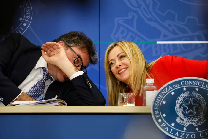 Il Primo Ministro italiano Giorgia Meloni e il Ministro dell'Economia italiano Giancarlo Giorgetti durante una conferenza stampa a Roma, Italia. ANSA/FABIO FRUSTACI