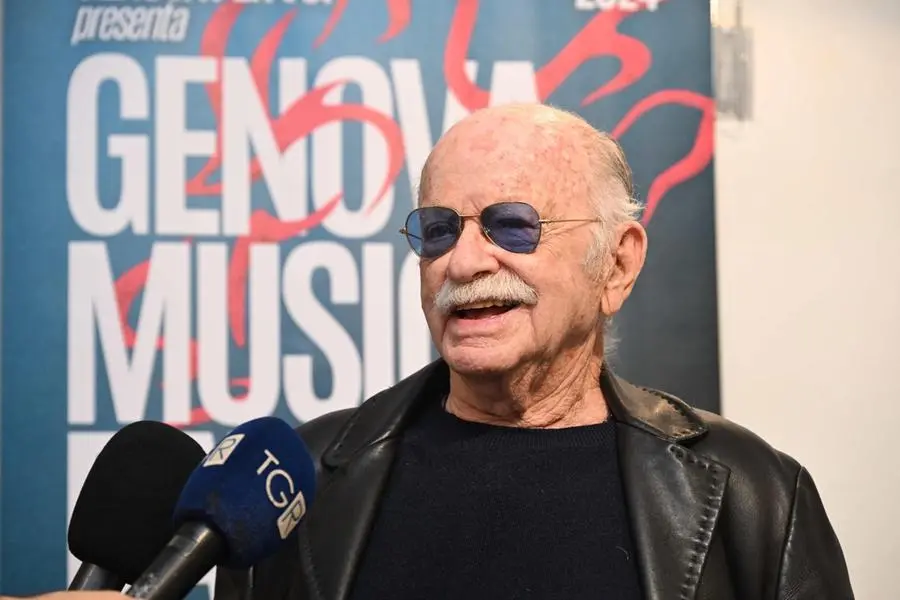 Gino Paoli durante la presentazione del suo libro \"Cosa far\\u00F2 da grande\" nel 2024 a Genova, la citt\\u00E0 dove si \\u00E8 spento all\\'et\\u00E0 di 91 anni , ANSA