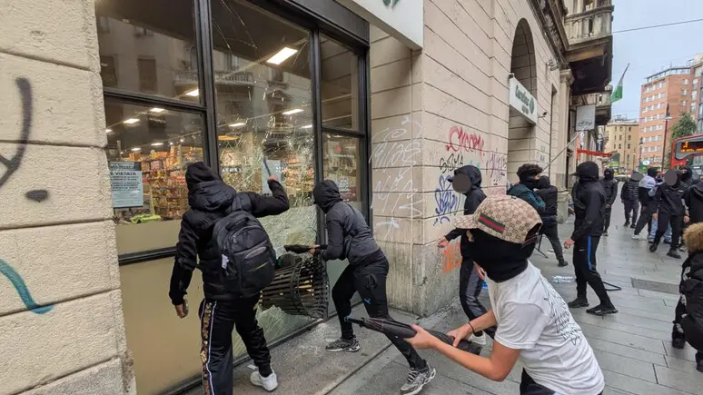 Da via Torino al boschetto di Rogoredo. La solitudine dei giovani che nessuno vede, spiegata agli “adulti”