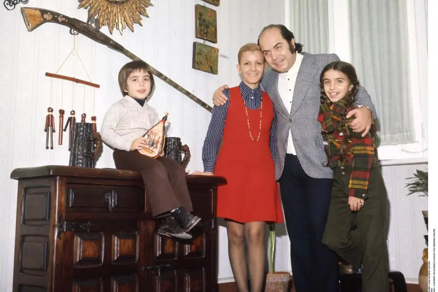 Lino Banfi in una foto di famiglia degli anni '70 con la moglie Lucia, scomparsa nel 2023, la figlia Rosanna, oggi 63 anni, e il figlio Walter, 58