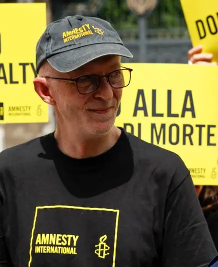(Da S) Riccardo Noury, Marco Petroni, durante la consegna simbolica di COOP e Amnesty International Italia all’Ambasciata dell’Iran di oltre 115.000 cartoline raccolte tra soci, dipendenti, cittadini a sostegno degli uomini e delle donne che in Iran combattono per la liberta’, Roma 22 giugno 2023. ANSA/FABIO FRUSTACI.