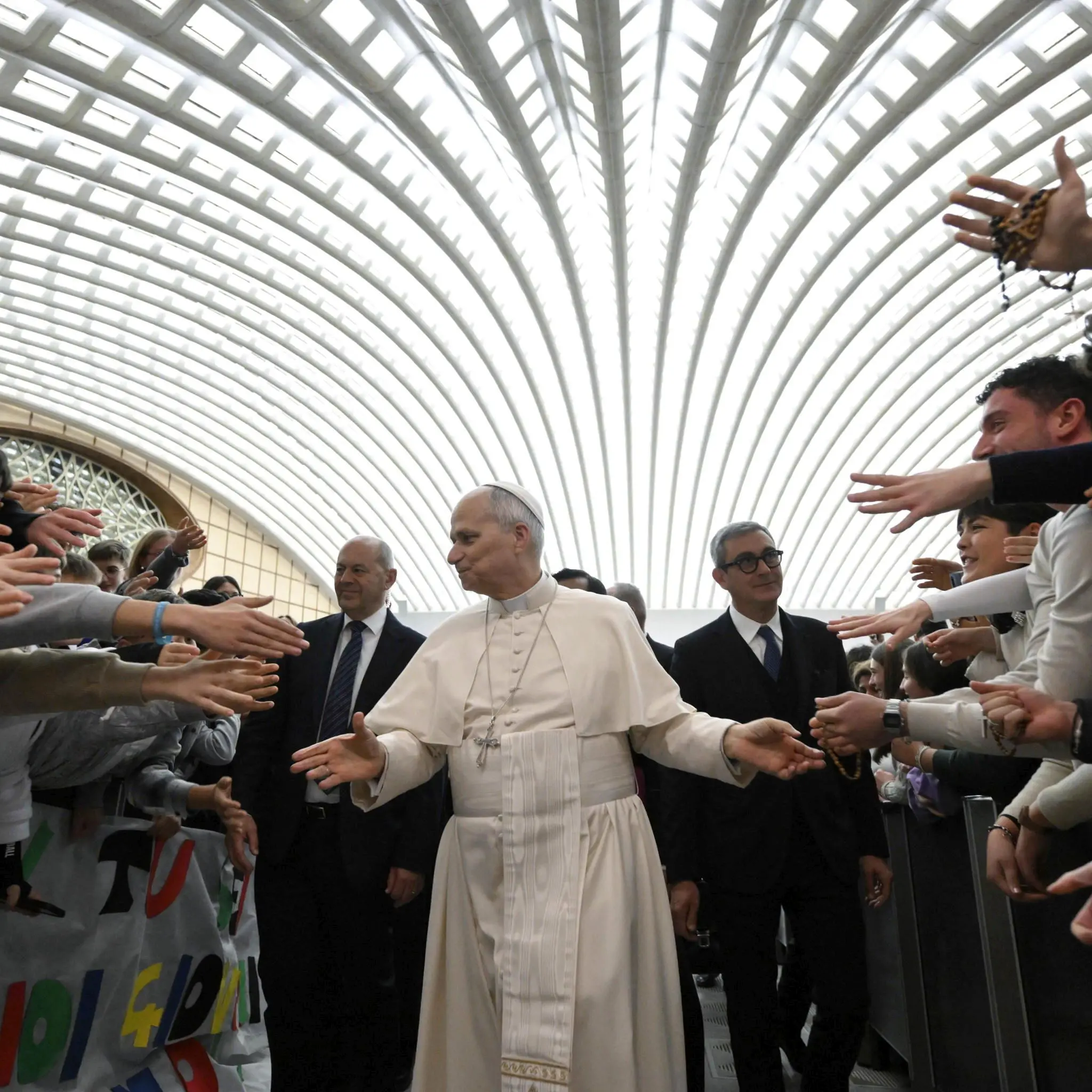 Il Papa ai giovani di Roma: «Una vita di link senza relazione o di like senza affetto ci delude, perché siamo fatti per la verità»