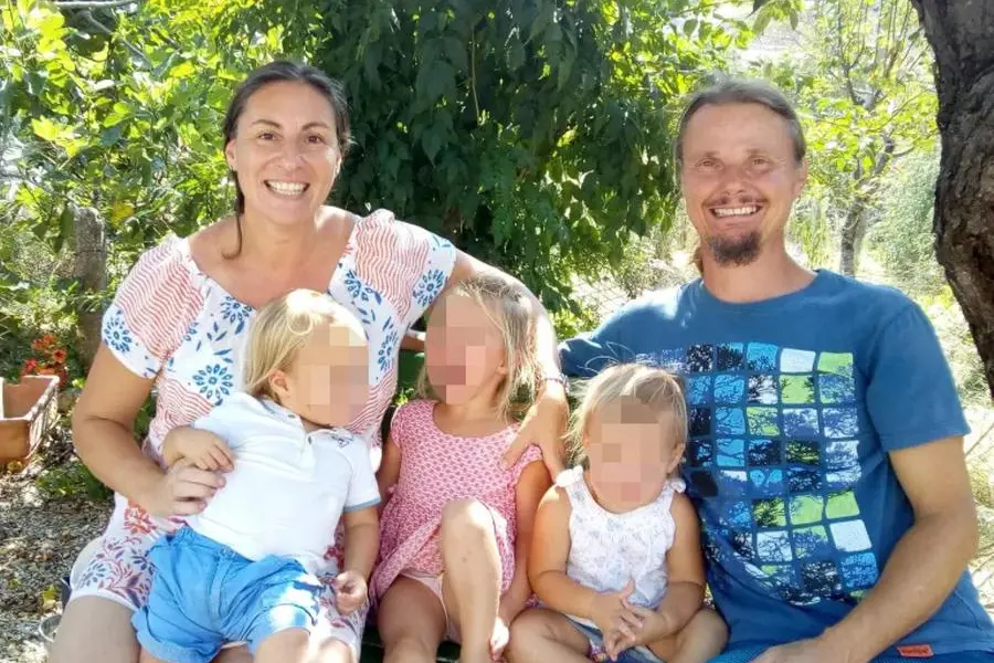 I coniugi Trevallion con i loro figli, prima che Tribunale per i Minorenni de L\\u2019Aquila ne sospendesse la responsabilit\\u00E0 genitoriale. , ANSA