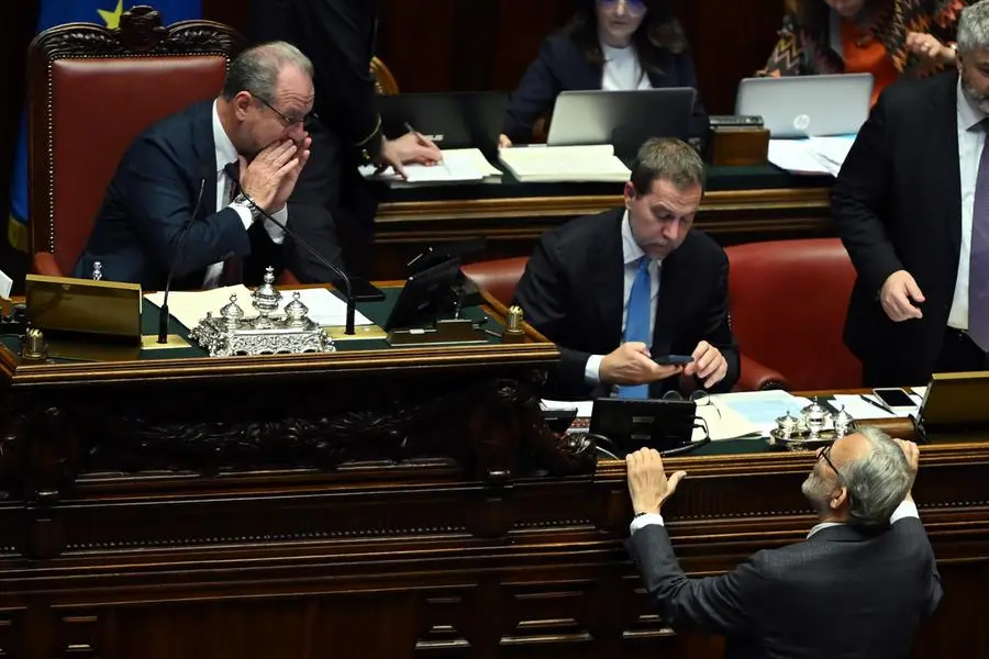 Il Vicepresidente della Camera dei Deputati Giorgio Mul\\u00E8 scherza con il Deputato Roberto Giachetti durante la Conversione in Legge del Decreto Sicurezza alla Camera dei Deputati Roma, 21 aprile 2026 , ANSA