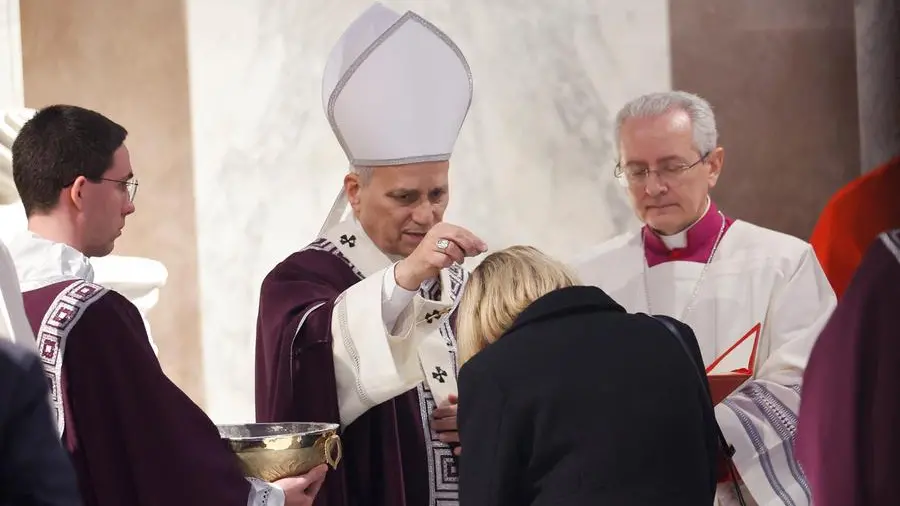 «Nelle ceneri che ci vengono imposte sentiamo tutto il peso di un mondo che brucia e che chiede conversione»