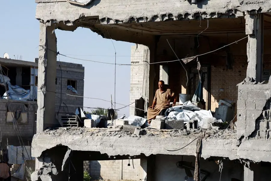 Un uomo palestinese sul luogo di una casa colpita da un raid israeliano a Deir al-Balah, nel centro della Striscia di Gaza. il 19 luglio scorso , REUTERS