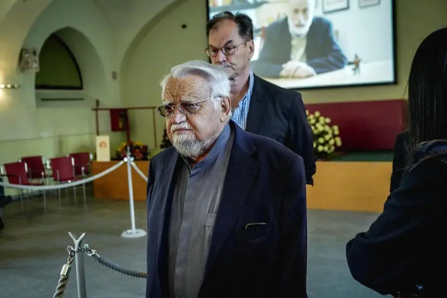 Enzo Bianchi alla camera ardente del presidente di Slow Food Carlo Petrini a Pollenzo (Cuneo) il 23 maggio scorso