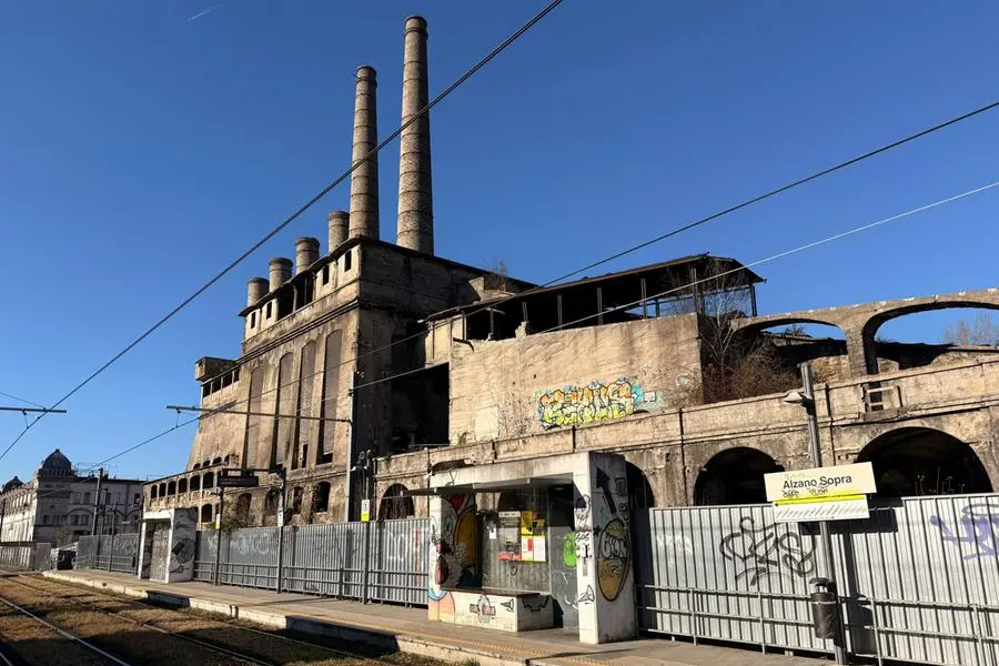 Una veduta dello stabilimento abbandonato dal cui tetto un ragazzo di 19 anni \\u00E8 caduto ed in seguito alla caduta \\u00E8 morto, ad Alzano Lombardo, in provincia di Bergamo , ANSA